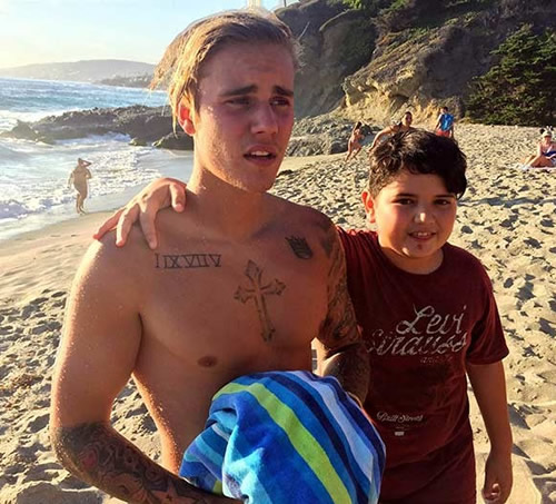 最后的女生福利..Justin Bieber在沙滩裸身只剩穿内裤 (3张照片)