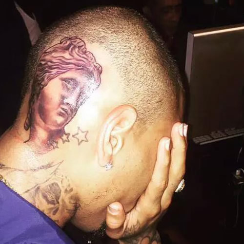 真疯狂!! Chris Brown剃掉头发留出空间在头上纹上大幅纹身..什么图案要如此疯? (照片)