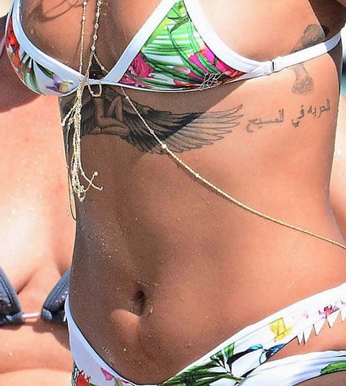 超Sexy!!! 感谢摄影师带来Rihanna的臀部胸部和下面的特写..超近距离 (3张照片)