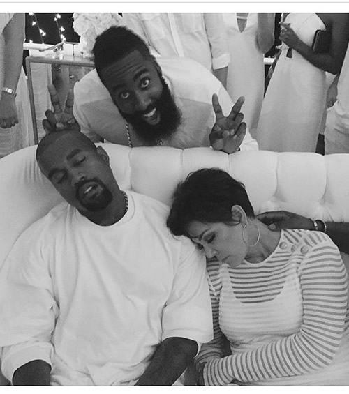 Haha! 詹姆斯哈登太坏了..这位NBA巨星在Kanye West和未来可能的丈母娘睡觉时趁机摆胜利笑脸 (照片)
