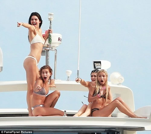 送了法拉利就是不一样..卡戴珊18岁妹妹Kylie Jenner和男友Tyga在海上这样“骑着”..亲密 (照片)