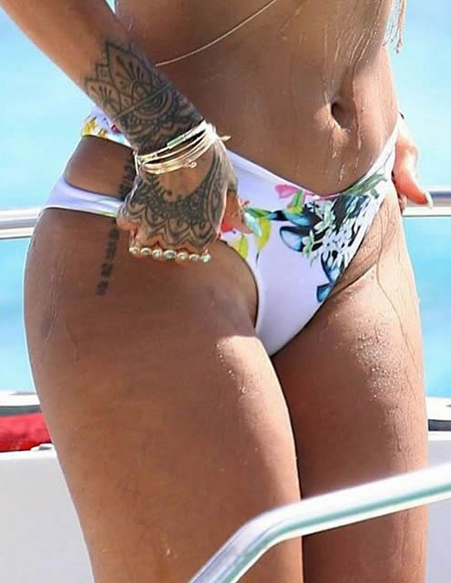 超Sexy!!! 感谢摄影师带来Rihanna的臀部胸部和下面的特写..超近距离 (3张照片)