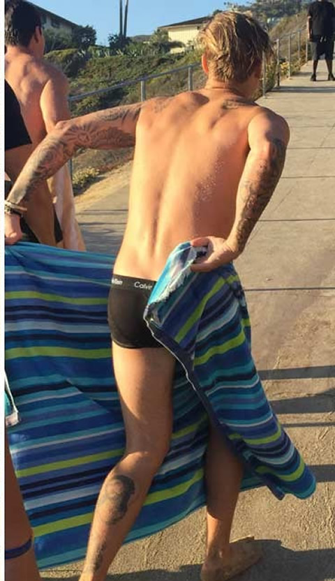 最后的女生福利..Justin Bieber在沙滩裸身只剩穿内裤 (3张照片)