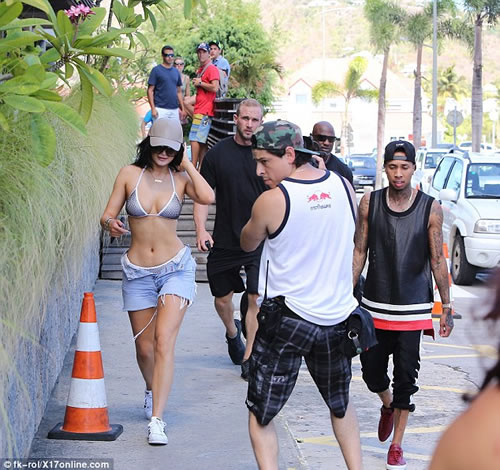Tyga也一直在赢..他与穿成这样性感的女友Kylie Jenner在街上..人们回头率100% (4张照片)