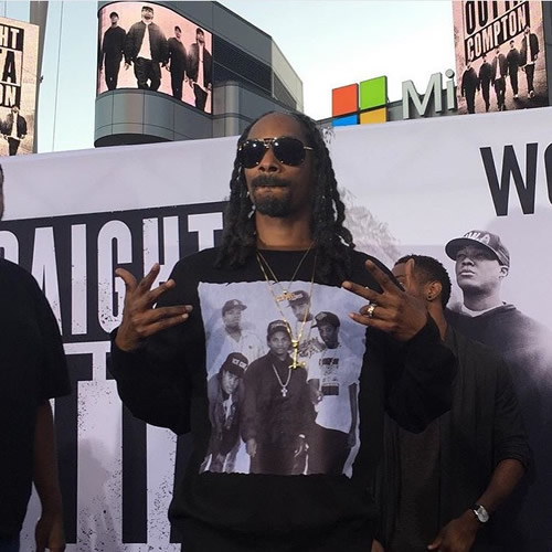 西海岸大佬Snoop Dogg穿上N.W.A衣服出席好兄弟Dr. Dre的新电影Straight Outta Compton首映 (照片)