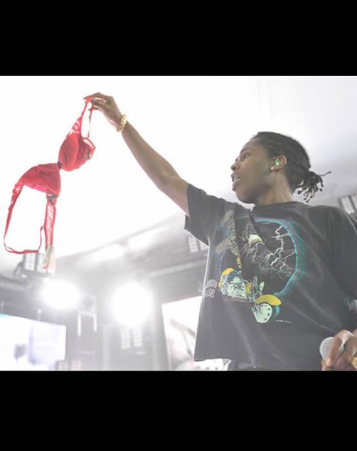 Wow!! A$AP Rocky在舞台上举起女士惹火红色内衣..夏日靓丽风景 (照片)