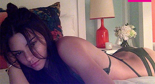 羡慕嫉妒! 卡戴珊两个妹妹Kylie和Kendall Jenner在镜子前秀超性感裸露身材..直接大比拼! (2张照片)