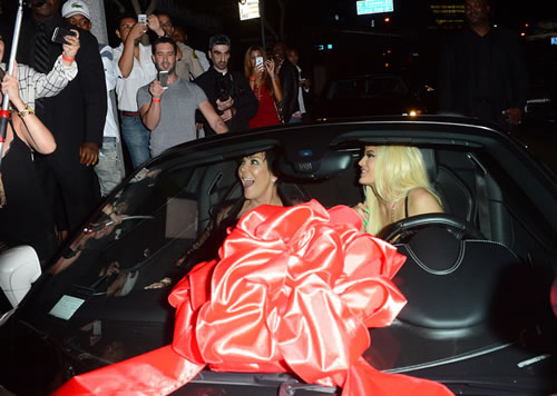 老子拼了! 尴尬风波后Tyga送女友/卡戴珊妹妹Kylie Jenner法拉利跑车作为18岁生日礼物..这回大家都有面子了 (5张照片)