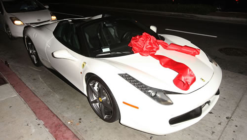 老子拼了! 尴尬风波后Tyga送女友/卡戴珊妹妹Kylie Jenner法拉利跑车作为18岁生日礼物..这回大家都有面子了 (5张照片)
