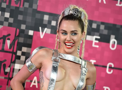 疯狂的Miley Cyrus! 她基本不穿走2015 MTV音乐录影带大奖红地毯..太夸张了 (5张照片)