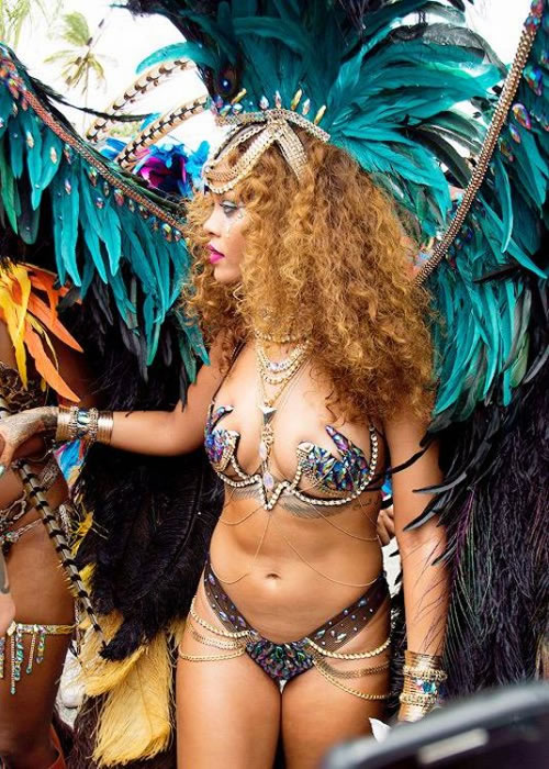 极限性感的Rihanna参加家乡巴巴多斯的传统节日狂欢大游行..热辣视觉盛宴 (3张照片)