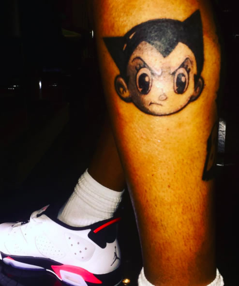 Crazy! Chris Brown又在身上增加了好几个大纹身..七龙珠, 阿童木, Bape (3张照片)