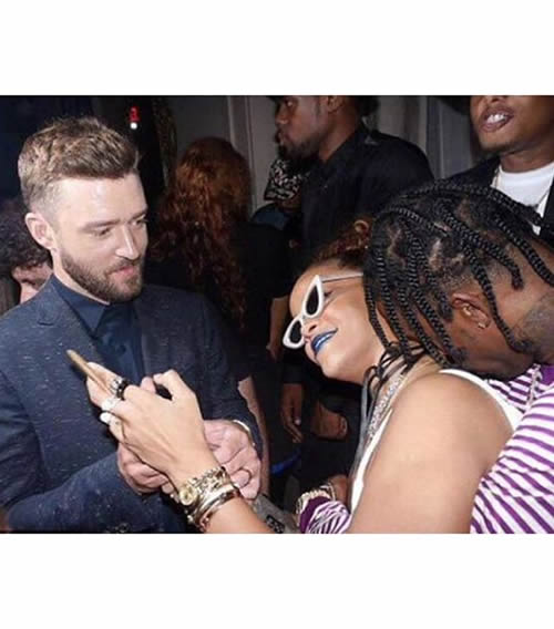 看看这张照片有什么话要说..Rihanna被绯闻男友Travis Scott后面紧紧抱着..再注意Justin Timberlake注视RiRi的表情 (照片)