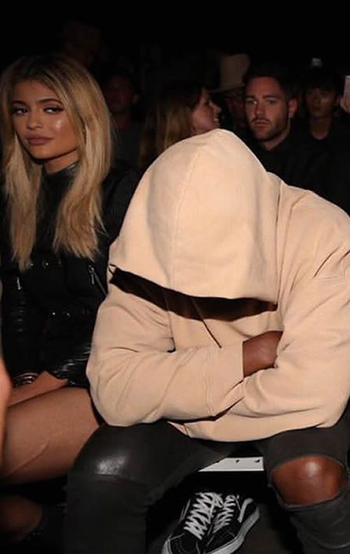 怎么回事? 坐在Kanye West旁边的卡戴珊妹妹Kylie Jenner的大腿是怎么了? (2张照片)