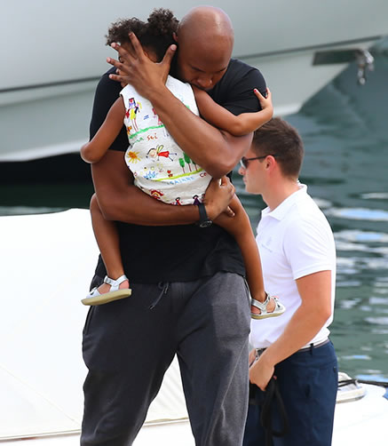 这画面糟到网友诟病..Jay Z手插口袋眉头紧锁心事重重..而保镖抱着Jay Z女儿Blue像是自己的一样 (照片)
