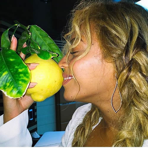 这个时刻Beyonce最爱的不是老公Jay Z而是手上大大的新鲜柠檬..Drunk In Love (照片)