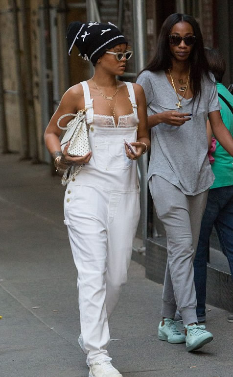 裸露的Ri常生活..Rihanna穿透式内衣上街..看得很清楚 (3张照片)