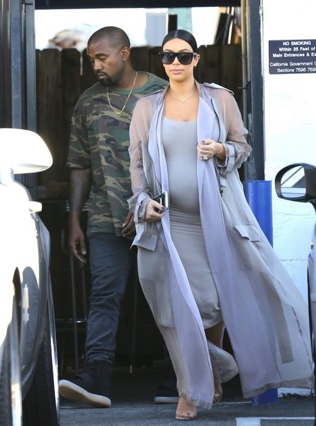 Kanye West和卡戴珊儿子Saint West第二张照片公布..这张不穿衣服, 看看有没有Kanye的样子 (照片)