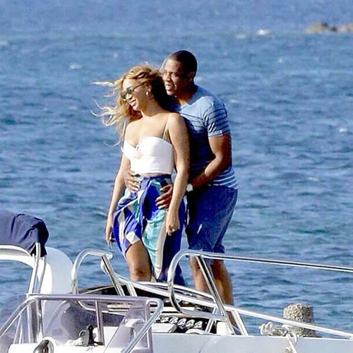什么离婚传闻? Jay Z和Beyonce在如此美丽的海风景前接吻..Drunk In Love (照片)