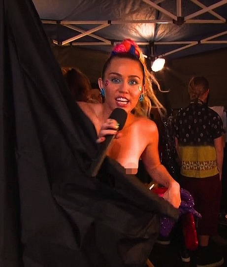 走光了!! 疯狂的Miley Cyrus没控制住自己的激动..在直播中走光露胸 (照片)