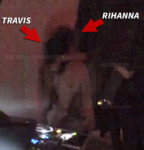 激情四射!! Rihanna和绯闻男友Travi$ Scott在好友们The Weeknd, Pharrell, Wiz Khalifa面前玩激情 (照片)