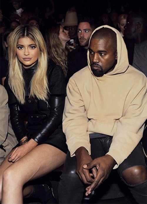 怎么回事? 坐在Kanye West旁边的卡戴珊妹妹Kylie Jenner的大腿是怎么了? (2张照片)