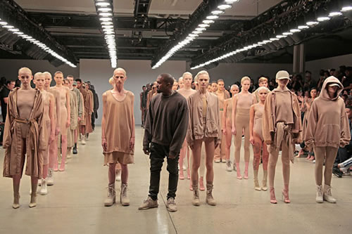 只会迟到不会缺席..Kanye West在纽约时装周展示Yeezy Season 2时装产品线..完全Yeezus风格 (照片)