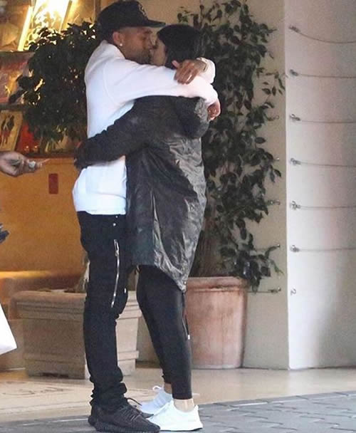 Haters心碎! Tyga和女友Kylie Jenner在街头玩公开亲密..“整条街都是我们的” (照片)