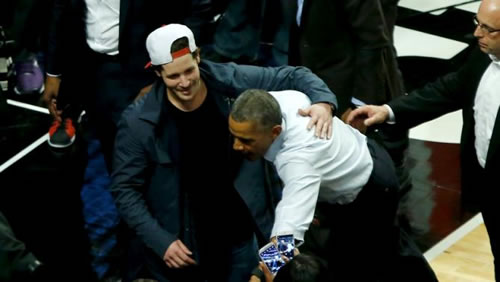 别人家总统的娱乐生活..美国总统奥巴马到现场观看NBA揭幕战公牛 Vs. 骑士..人们是看球还是看他? (5张照片)
