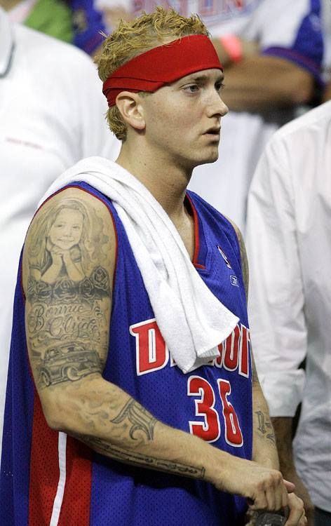 Rap God Eminem的美味意大利面被篮球吃了..生气的他无意间为家乡NBA底特律活塞队制造了空中接力给球队加润滑油 (视频)