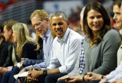 别人家总统的娱乐生活..美国总统奥巴马到现场观看NBA揭幕战公牛 Vs. 骑士..人们是看球还是看他? (5张照片)