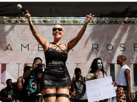 荡妇大游行..Amber Rose穿上“荡妇”性感服装上街替女同胞们争取权利 (照片)