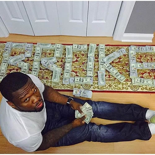 最有意思的破产：50 Cent用大量美金拼成破产“BROKE”字体 (照片)