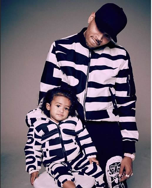 Like Father, Like Daughter..Chris Brown和可爱女儿Royalty玩“双胞胎” (照片)