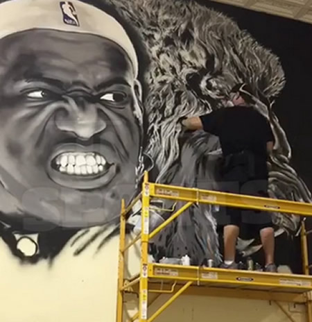 依旧崇拜..老板Rick Ross“原谅”了勒布朗詹姆斯..豪宅篮球场涂鸦巨幅小皇帝的画像  (图片/视频)
