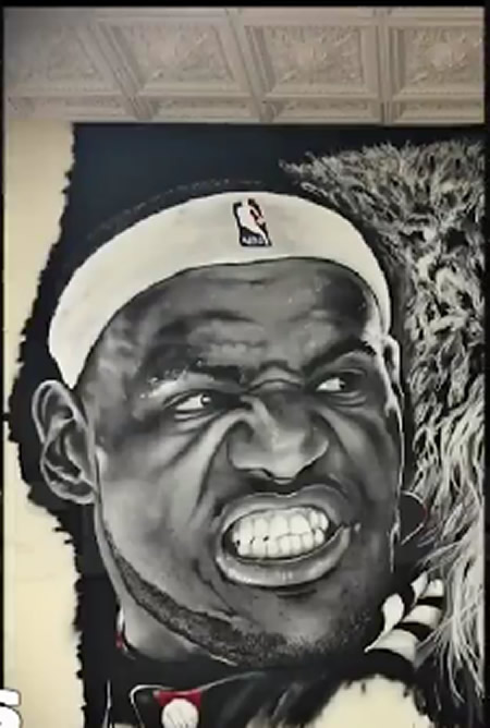 依旧崇拜..老板Rick Ross“原谅”了勒布朗詹姆斯..豪宅篮球场涂鸦巨幅小皇帝的画像  (图片/视频)