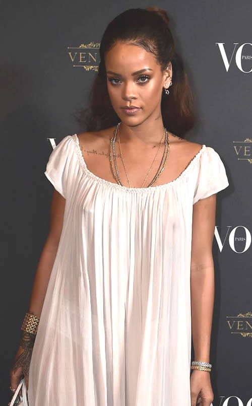 内衣公司要倒闭了..Rihanna不穿走红地毯..透视可见 (4张照片)