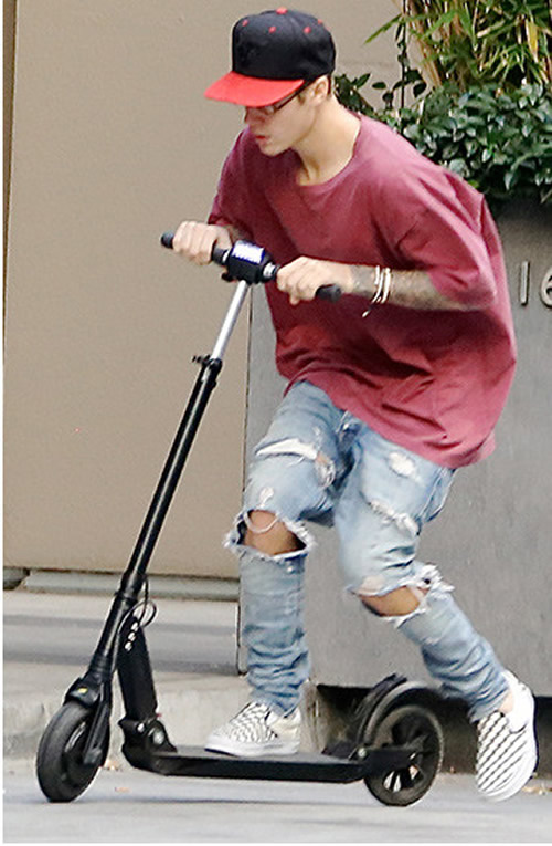 不小心走光露白色底裤..Justin Bieber戴眼镜玩滑板车看起来蛮新鲜的 (照片)