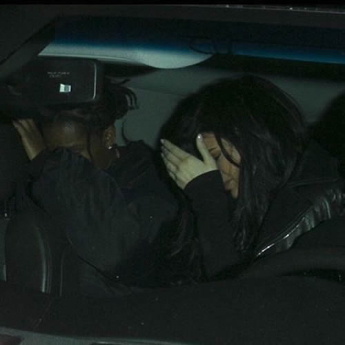看不懂了..卡戴珊妹妹Kylie Jenner被拍到和ASAP Rocky坐在同一辆车内..都赶紧遮脸 (照片)