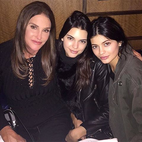 三个女人一台戏..卡戴珊继父变性后和漂亮女儿Kylie, Kendall比漂亮..她们不再有“秘密” (照片)