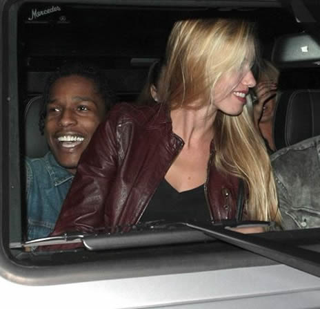 怎么样可以让男人愉悦? 在车里面美女坐在A$AP Rocky腿上, 他笑得让人嫉妒 (照片)
