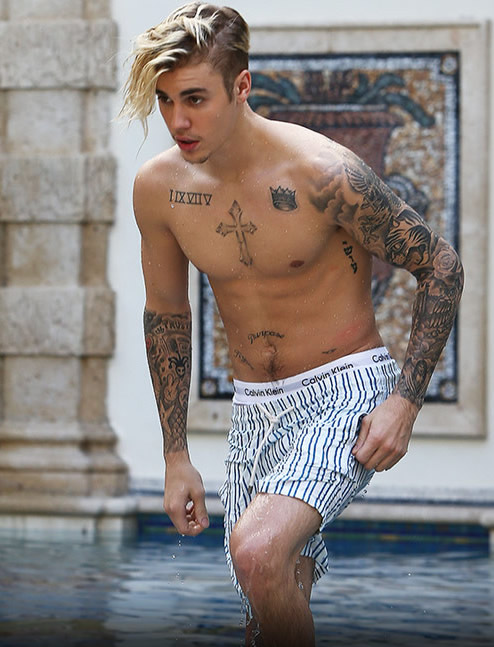 超级帅哥Justin Bieber赤裸上身湿身..他看起来就像是艺术作品 (照片)