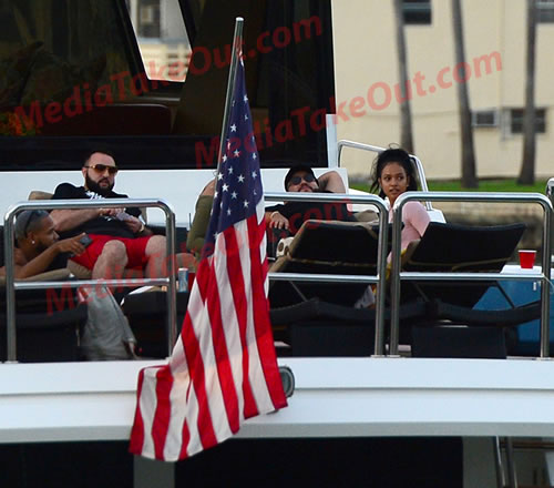 这事Chris Brown要气疯了! 前女友Karrueche和这些“大胡子”/“胖子”一起在游艇上Party (照片)
