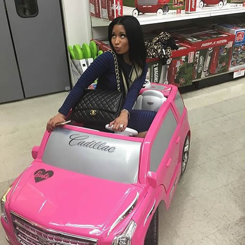 Nicki Minaj买了一辆粉色新车..她这是不给男友上车的节奏 (照片)