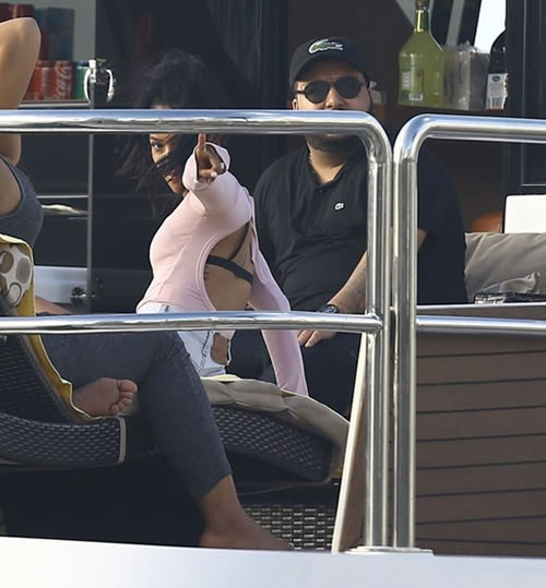 这事Chris Brown要气疯了! 前女友Karrueche和这些“大胡子”/“胖子”一起在游艇上Party (照片)