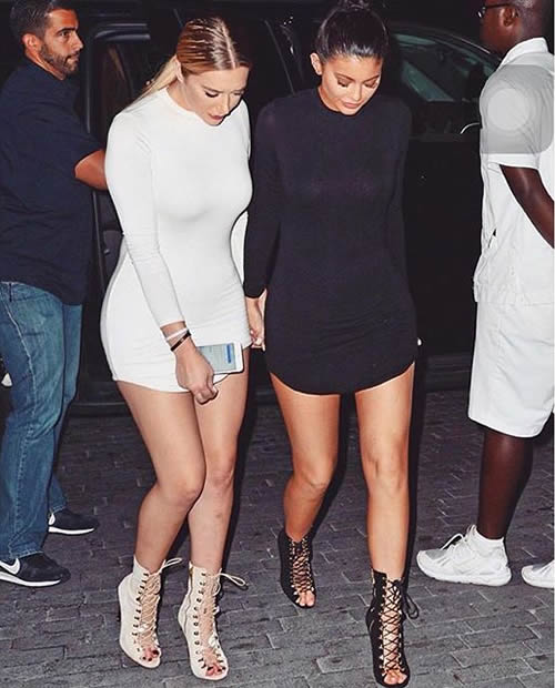 Kylie Jenner牵手好姐妹看起来像是双胞胎..穿着一模一样身材一样性感 (照片)