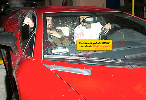 Chris Brown最近有了好兄弟Scott Disick..然后Breezy允许Scott在他的几百万元兰博基尼跑车内吸烟 (照片)