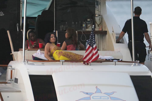 We Da Best! 嘻哈界最贵的DJ   DJ Khaled和老婆在上千万游艇上过圣诞节..他老婆长的如何? (照片)