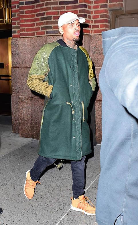 年度最佳外套! 我们评的..Chris Brown穿出这件大衣很新鲜很Fresh! (照片)