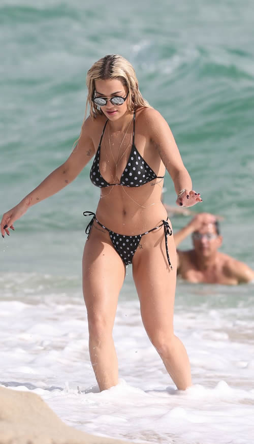 疯狂的Rita Ora! 另一组她在海滩湿身性感画面曝光..后面那位哥们你看够了没? (5张照片)